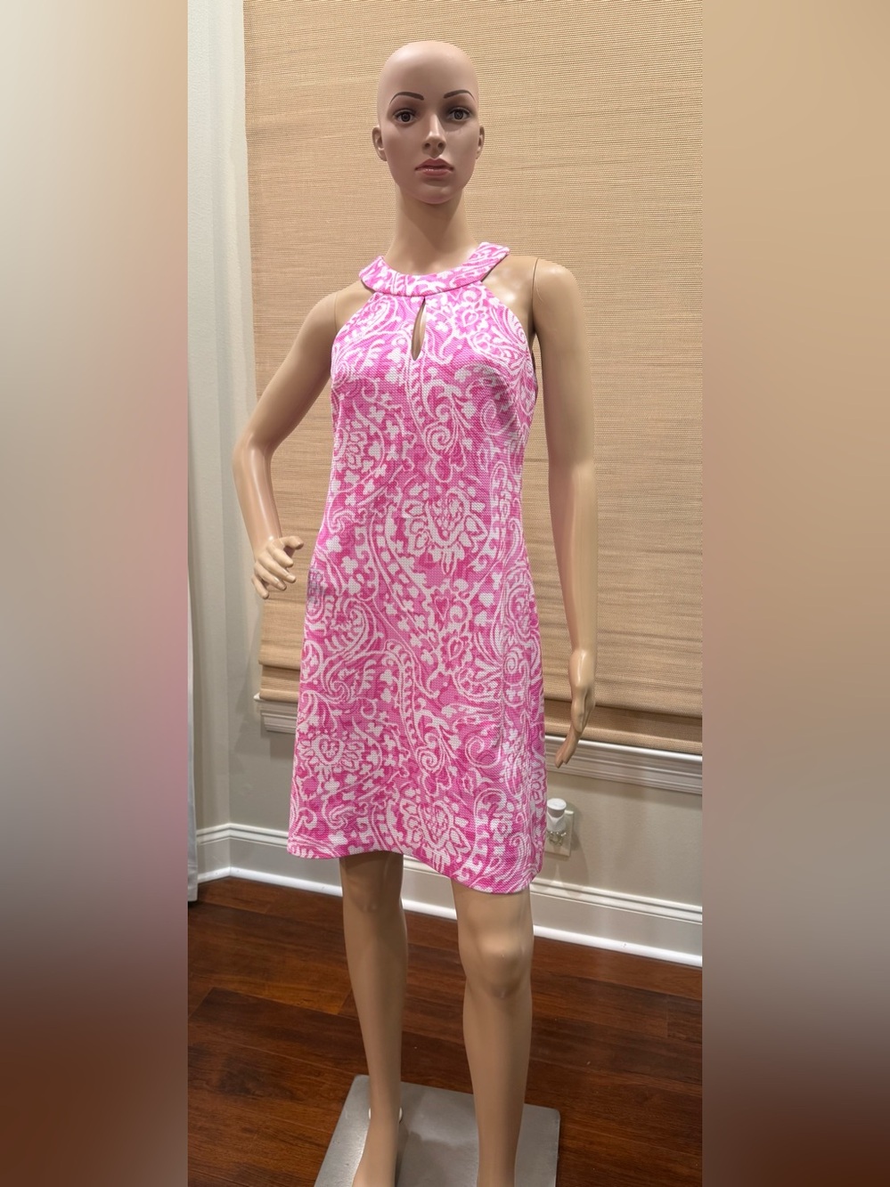 Vince Camuto dress. Floral paisley keyhole halter neck. Zip closure. Size 2